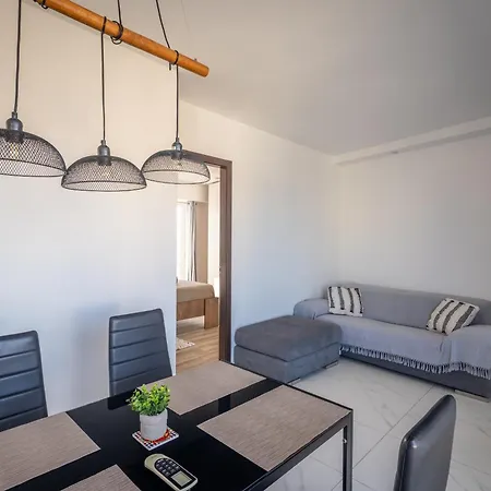 B & M Penthouse דירה *