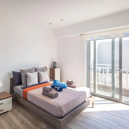 B & M Penthouse דירה