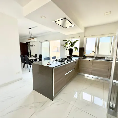 B & M Penthouse Apartment *