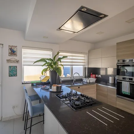 B & M Penthouse Apartment St. Paul's Bay