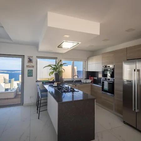 B & M Penthouse * St. Paul's Bay